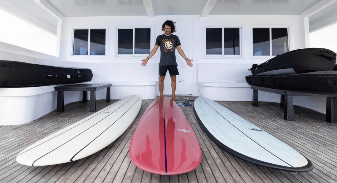 Surfer mit Surfboard Auswahl SURFSHOP online Wellenreiten Surf Zubehör kaufen